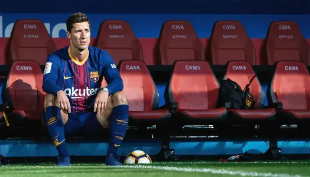 Barcelona Weighs Lewandowski Exit as His Starting Role Plummets